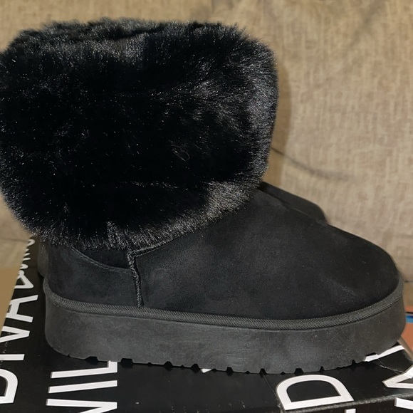 ☃️BOGO50%☃️ 🆕🖤WILD DIVA: BLACK Fuzzy Platform Booties Size 8.5 - Picture 3 of 12